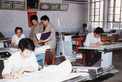 从1984年第一季度到抓治理上挂号周全提高企业素质验收前，，，，接纳分线检查、总结效果、找出差别、提出步伐、限期整改的要领，，，，使各项事情在整理中牢靠提高，，，，在牢靠提高中举行再整理，，，，再提高。。。。