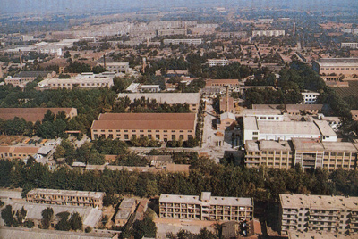 推土机总厂本部厂区。。。。山东推土机总厂建设时，，，，牢靠资产原值为2569万元，，，，占地面积为517538平方米，，，，修建面积为170861平方米。。。。