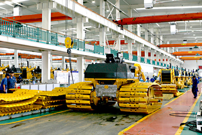 bbin宝盈90年月建成的海内最大的间歇式推土机总装线