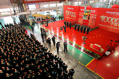 推土机事业部总装工厂盛大举行推土机第50000台下线庆典仪式。。。。这一激感人心的历史时刻标记着50000台不但仅是一个数目的积累，，，，更是bbin宝盈治理水平、生产规模、制造手艺、研发能力、销售能力等综合能力的体现，，，，标记着bbin宝盈推土机工业整体实力进一步增强，，，，是从量变到质变的奔腾。。。。