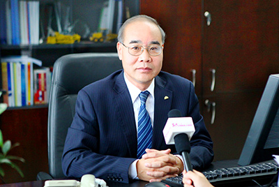 张秀文董事长在接受中国山东网专题采访时，，，，就公司践行“忠实鲁商”倡树行动举行回覆，，，，先容了bbin宝盈把“仁义、诚信、忠实”的文化精髓融入到生产谋划的全历程的典范做法和“诚敬做产品，，，，诚信做企业”的谋划理念，，，，在工程机械行业树立起了“厚德坚韧”的山东国企形象