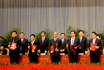 会上对获得“省长质量奖”的企业和小我私家举行了表扬，，，，bbin宝盈股份位居榜首，，，，公司董事长张秀文从省长姜大明手中接过了代表山东质量治理最高声誉的“金拇指”奖杯。。。。